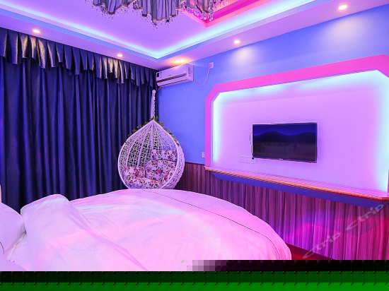 情侣浴缸圆床房