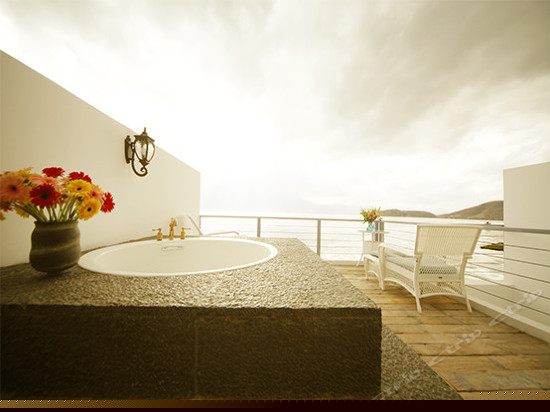 滨水露天浴缸海景房