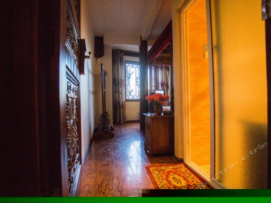 豪华雕花大床房