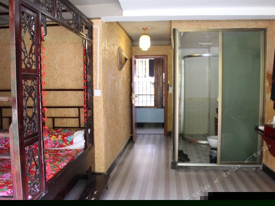 临江大阳台明清大床观景房（泥巴屋）