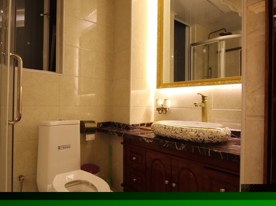 温馨宫廷家庭房