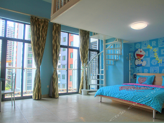 哆啦A梦主题园景复式家庭房