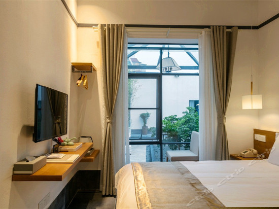 洁庭院影大床房