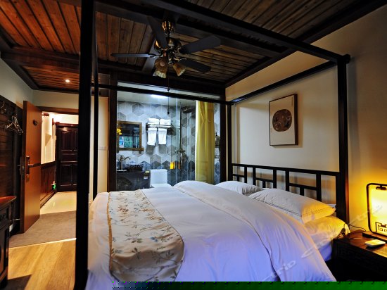 浪漫河景大床房