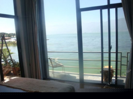 一楼两面临海带阳台海景大床间