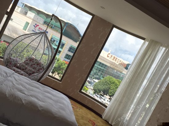 豪华双人间带电脑