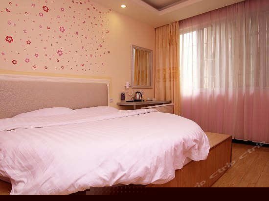 温馨榻榻米圆床房