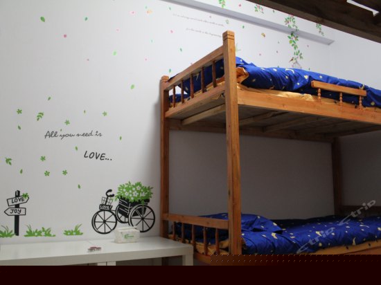 花样年华阳光男生六人床位间