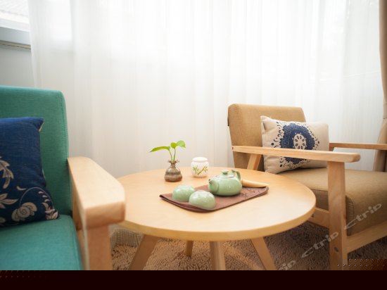 钱塘湖春行温馨家庭房