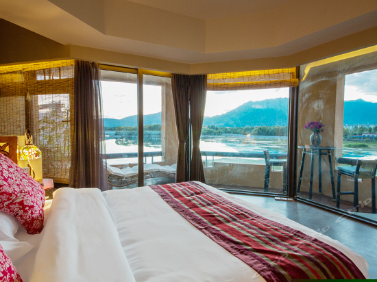 湖畔雪山豪华房