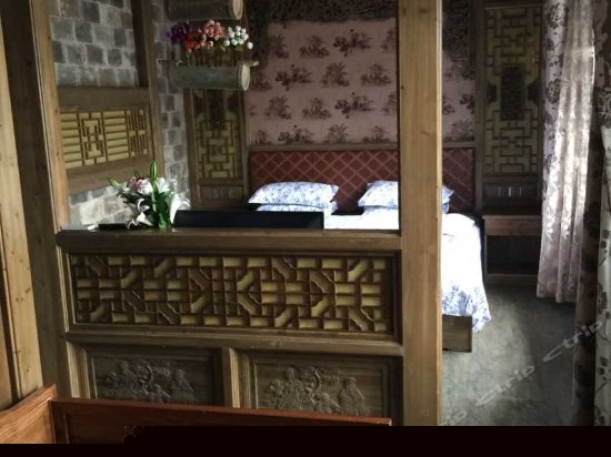 湖边豪华大床房