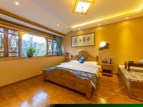 二楼豪华墨韵家庭房