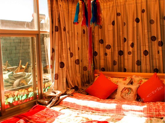 紫色高贵阳光大床房