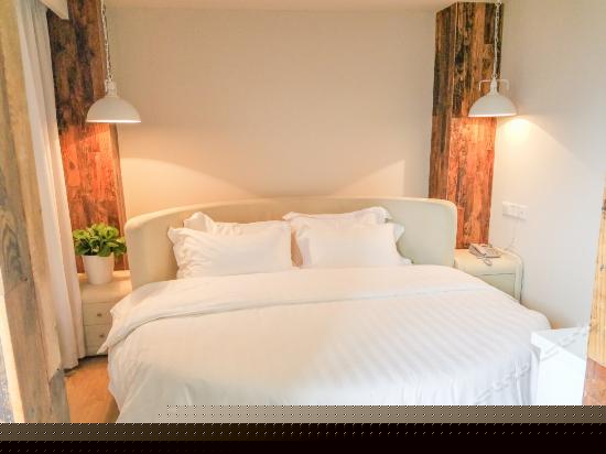 阳光豪华大床房