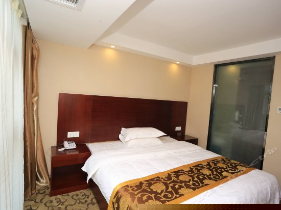 精品阳光大床房