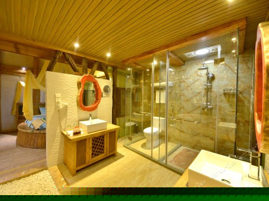 温馨情侣圆床房