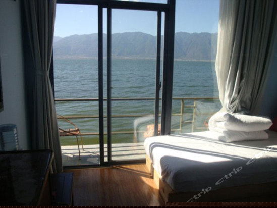 三楼正面临海带阳台标间