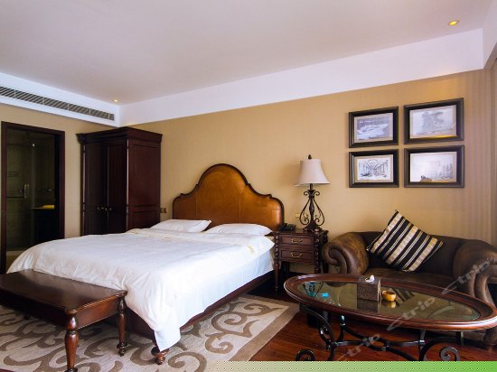 豪华湖景大床房