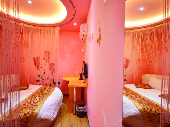 浪漫圆床电脑房