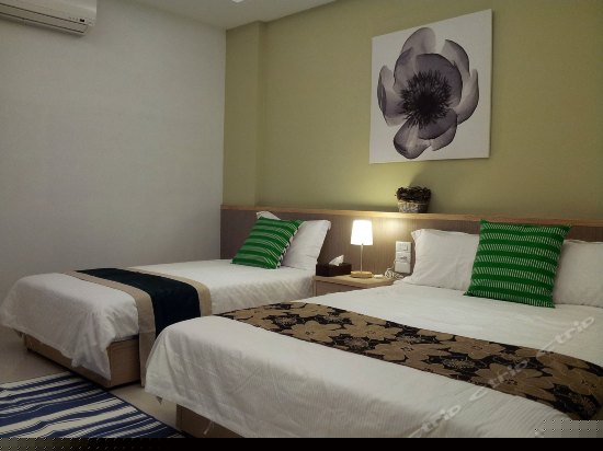 现代风双大床双人房