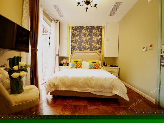 虞美人阳台大床房