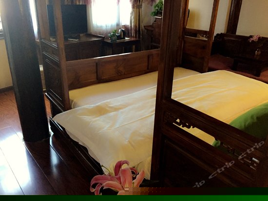 豪华雕花大床房