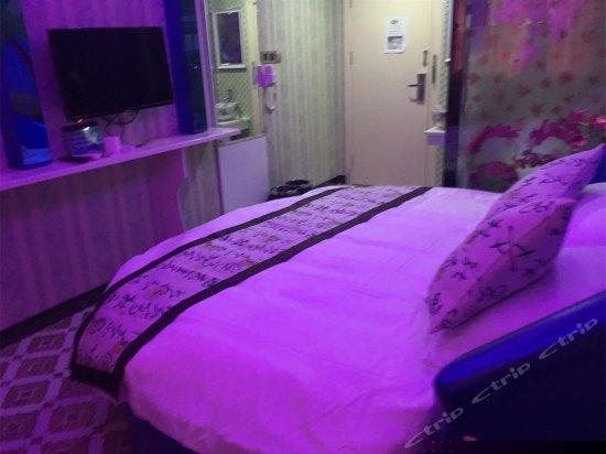 摩登圆床房