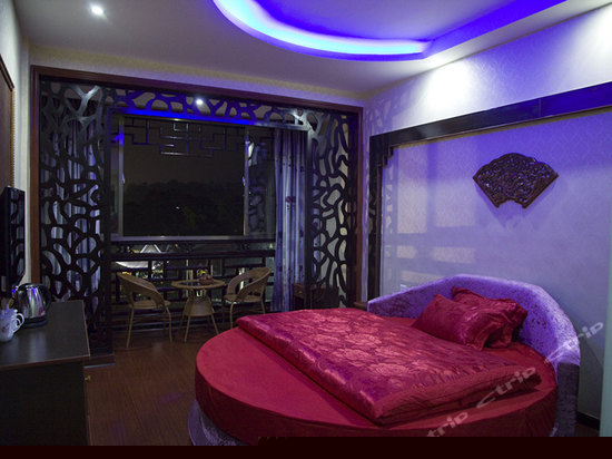 江景蜜月圆床房