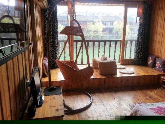 特色吊脚楼圆床房