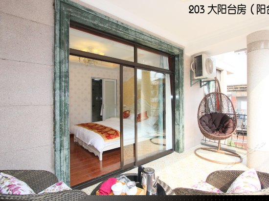 203阳台大床房