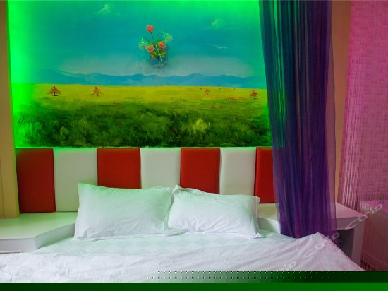 靓丽浴缸吊兰圆床房