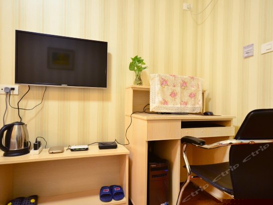 温馨舒适电脑房