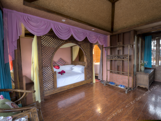 观景至尊绣床房