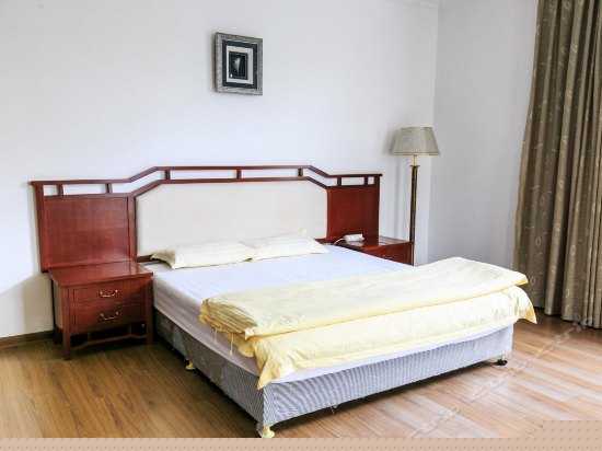 别墅阳台大床房