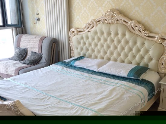 豪华飘窗观海大床房