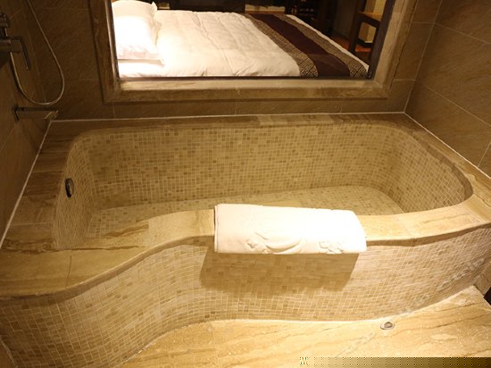 实木泡池温泉大床房