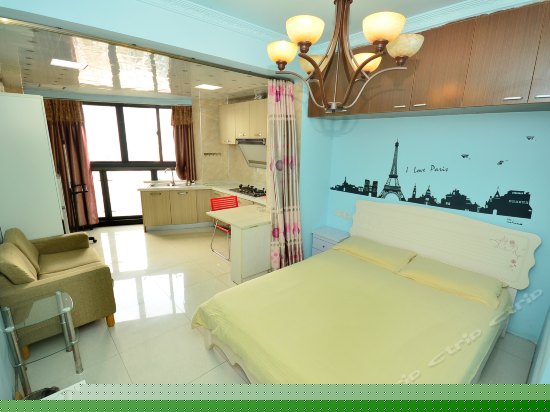 现代简约大床房