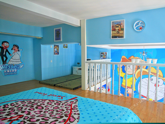 哆啦A梦主题园景复式家庭房