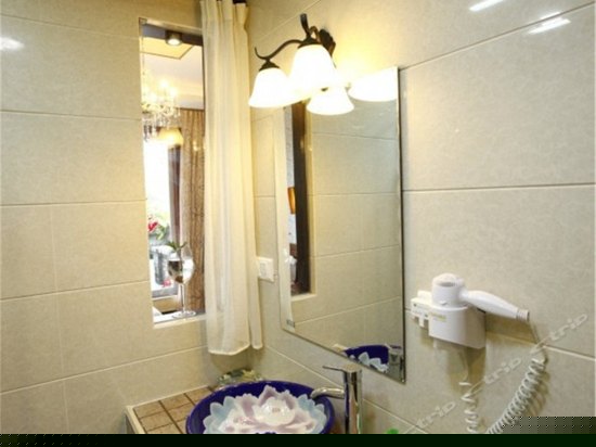 5号豪华阳台标准双床房