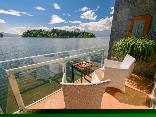 正面180°临水阳台海景大床房