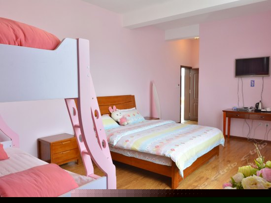 温馨山景家庭房