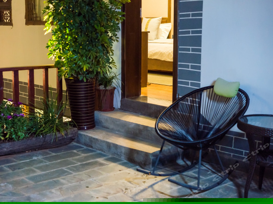 私家花园复式温馨家庭房