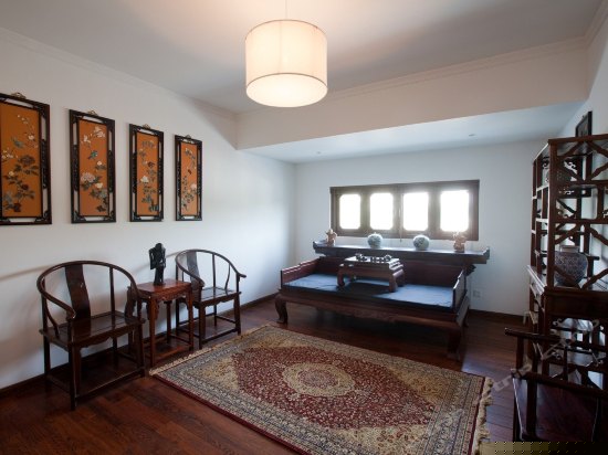 红墙阳光大套房