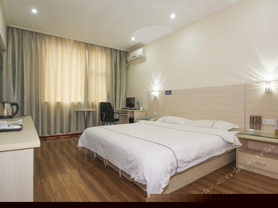 豪华电脑大床间