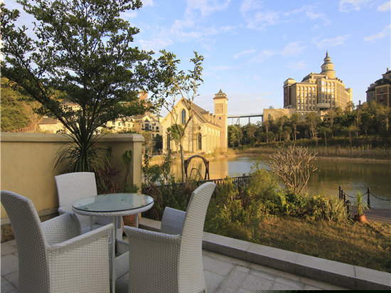 联排4居室湖景别墅