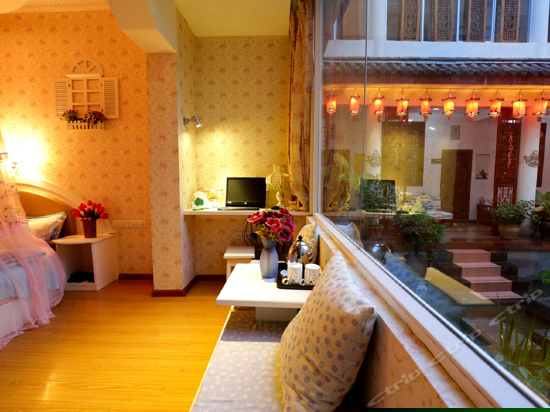 浪漫主题情侣圆床房