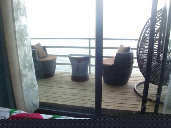 二楼正面临海带阳台海景大床间