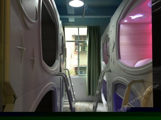 温馨太空舱男生八人间(无窗)