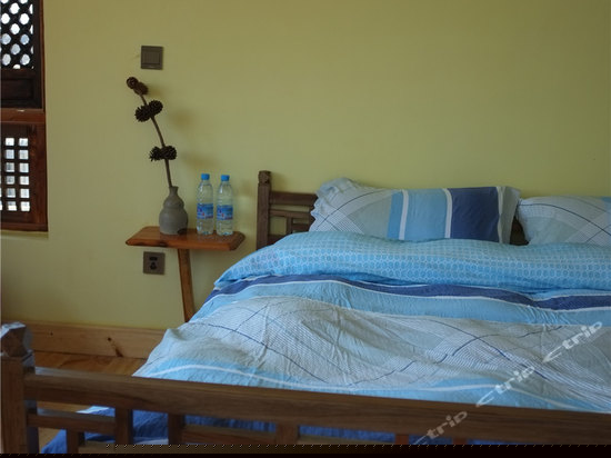 悠然云飘大床房