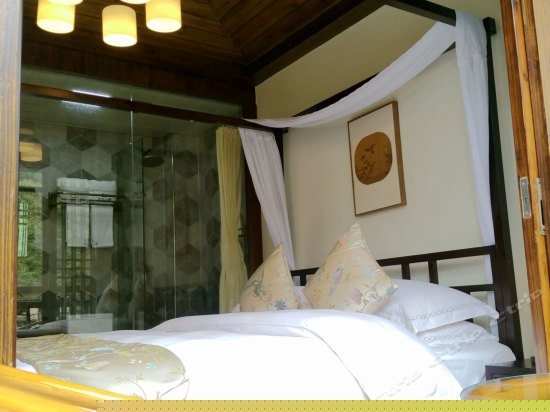 浪漫河景大床房